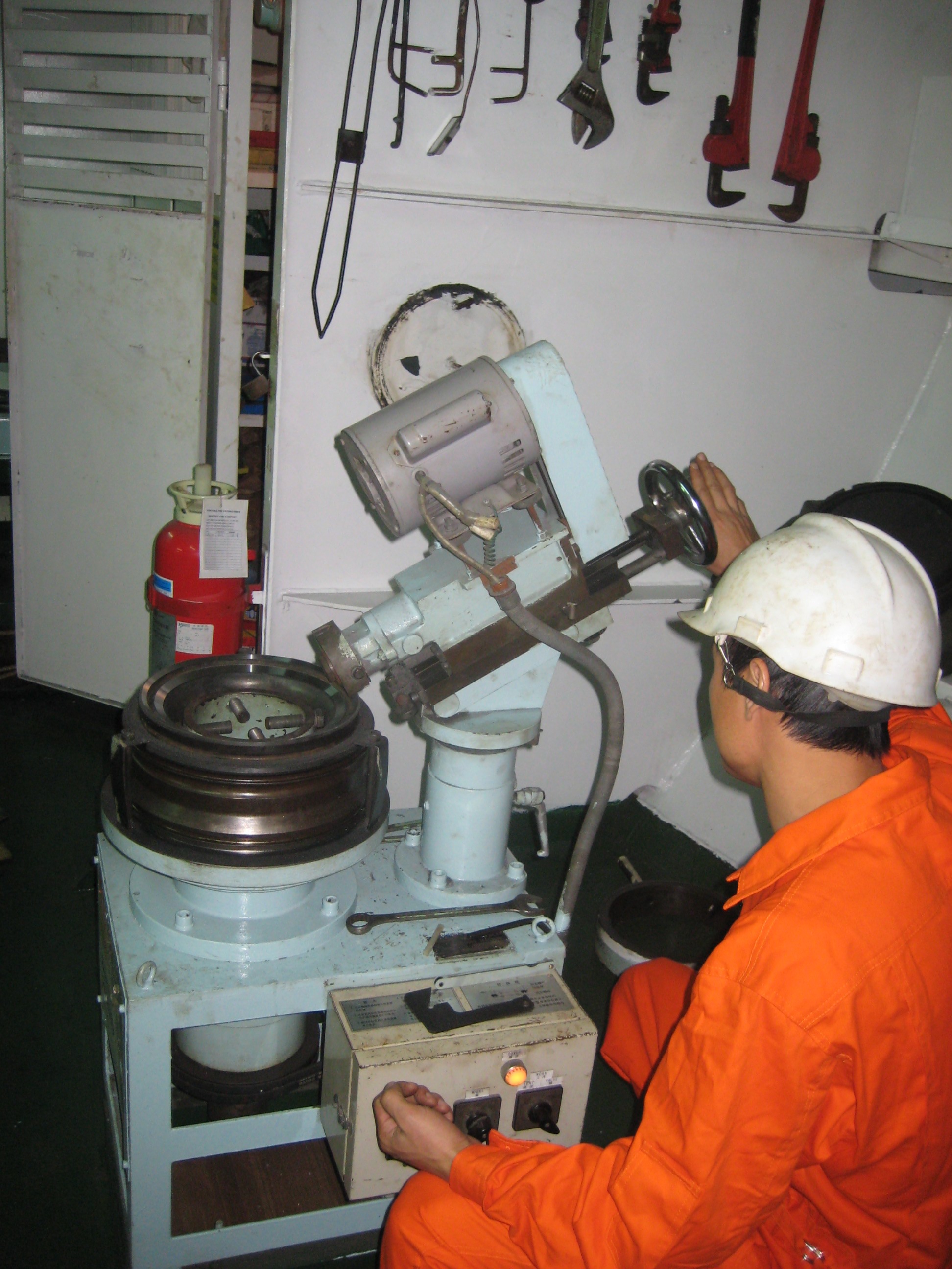 主机排气阀研磨